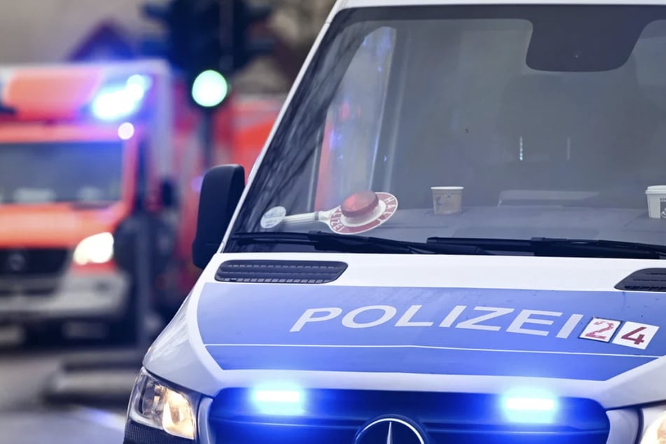 Großeinsatz an Mehrfamilienhaus: Mann mit Messer dreht völlig durch und droht schwere Straftaten an