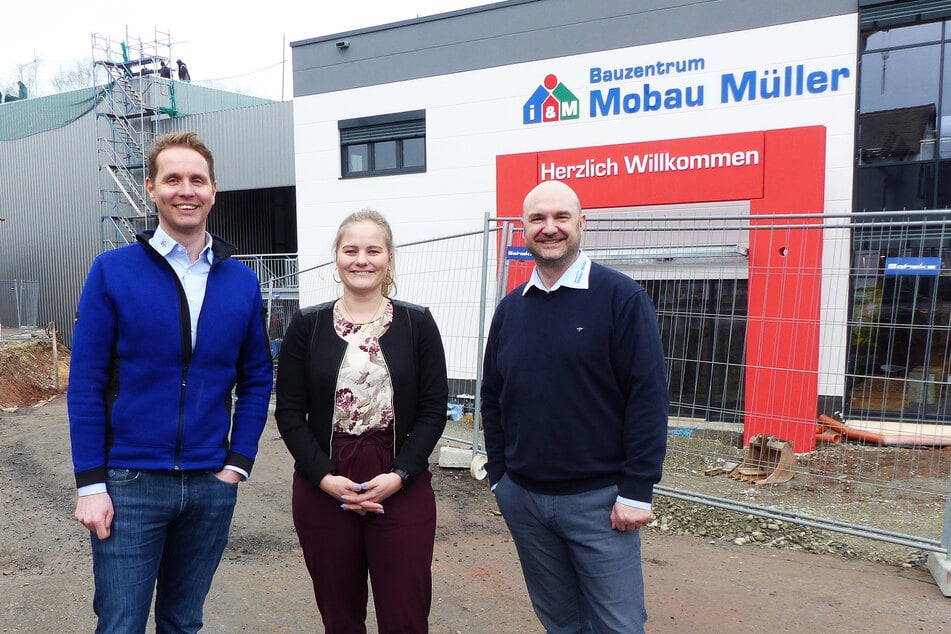 Katja Tribulowski (M.) von T&amp;K Invest mit Mobau-Müller-Prokurist Carsten Melzer (l.) und Baumarkt-Chef Patrick Herold vor der Baustelle.