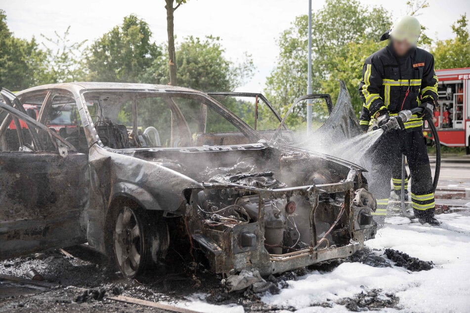 Völlig ausgebrannt: Ein Mazda fackelte am Pfingstsonntag in Freiberg ab. Die Feuerwehr kämpfte gegen die Flammen.