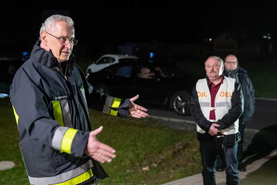 Der bayerische Innenminister Joachim Herrmann (l.) hat die vom Coronavirus stark getroffene Stadt Mitterteich besucht.