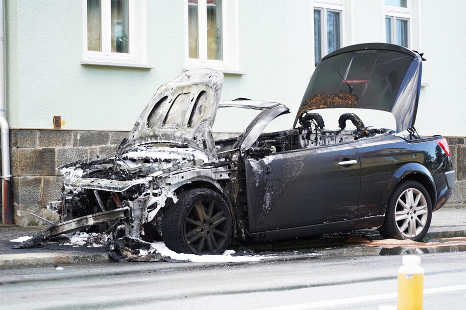 Das Cabrio brannte vollständig aus.