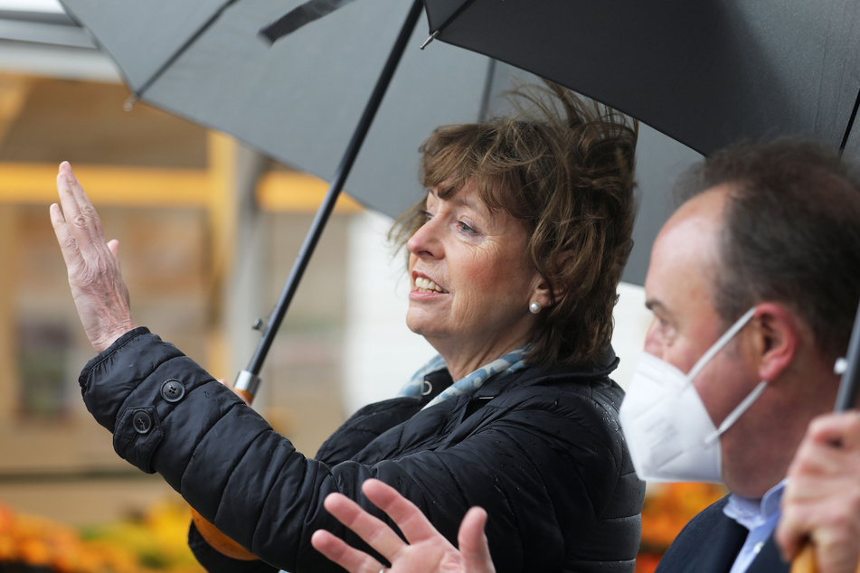 Die Kölner Oberbürgermeisterin Henriette Reker (64, parteilos) hat rund fünfeinhalb Jahre nach dem Messerangriff den Ort des Geschehens besucht.