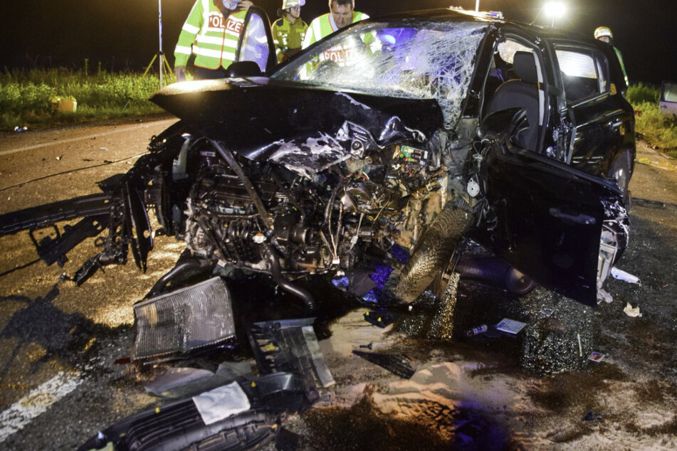 Die Polizei begutachtet das völlig zerstörte Auto.