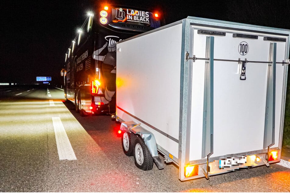 Der Mercedes-Benz krachte auch gegen den Anhänger eines voll besetzten Reisebusses.