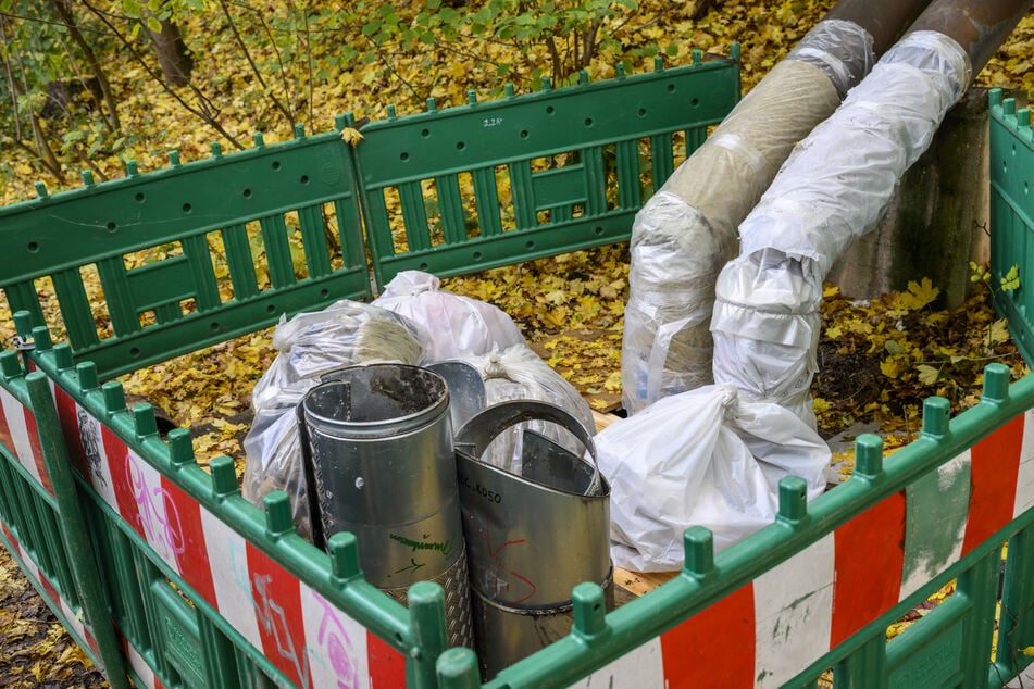 Die Fernwärmeleitung auf dem Parkweg ist derzeit abgesperrt.