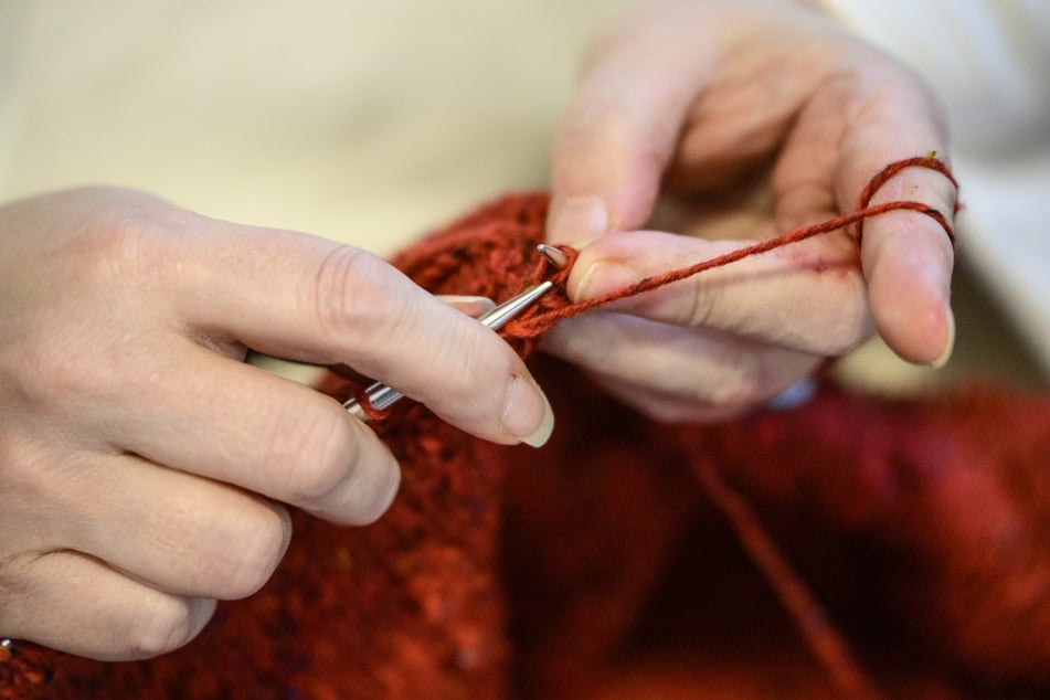 Mit den Stricknadeln und geübten Händen entsteht Masche für Masche ein Kleidungsstück.