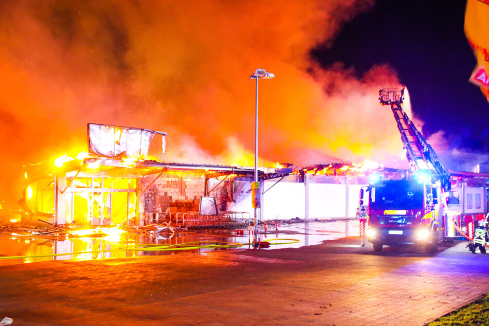 Etwa 100 Feuerwehrleute löschten den Brand in der Nacht zum Donnerstag.