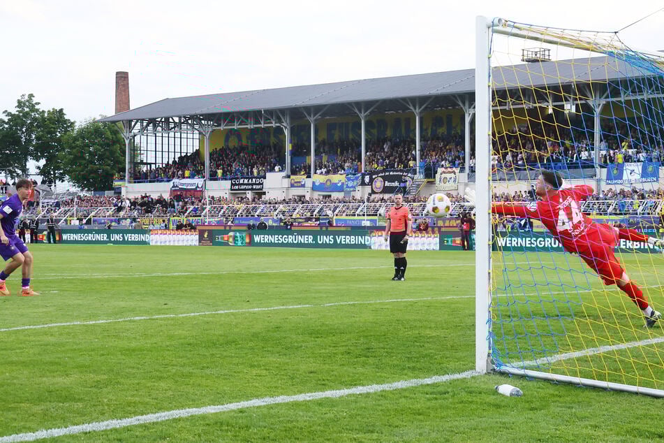Im Mai kam es im Sachsenpokal-Finale zum Elfmeterschießen zwischen Lok Leipzig und Erzgebirge Aue. Die Blau-Gelben setzten sich mit 6:5 durch.