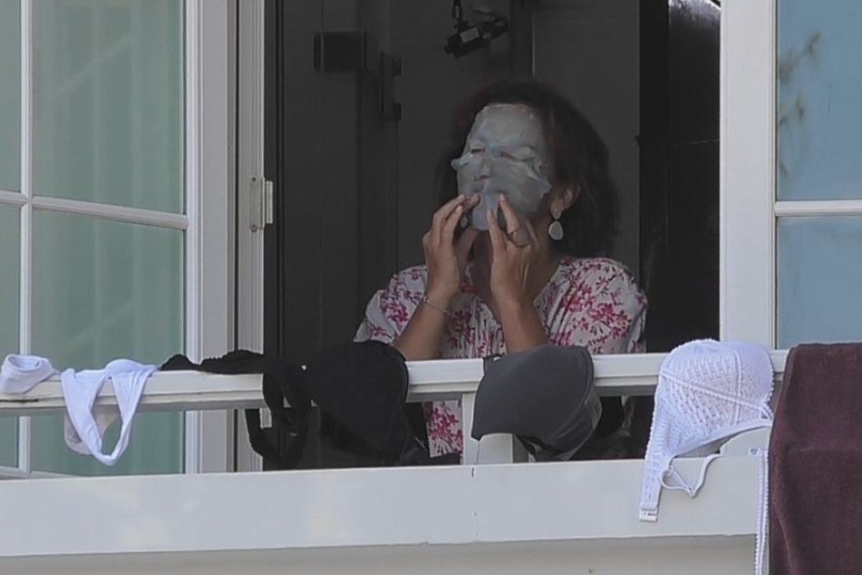 Mit Horror-Antifaltenmaske musste sich Claudia frühmorgens erst einmal orientieren. Da ahnte sie noch nicht, was sie an dem Tag erwartet.
