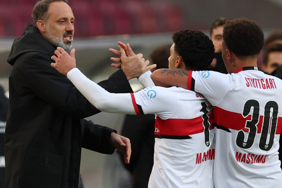 Verdiente Führung! VfB-Coach Pellegrino Matarazzo (l.) gratuliert Omar Marmoush (2.v.l.) zu seinem 1:0.