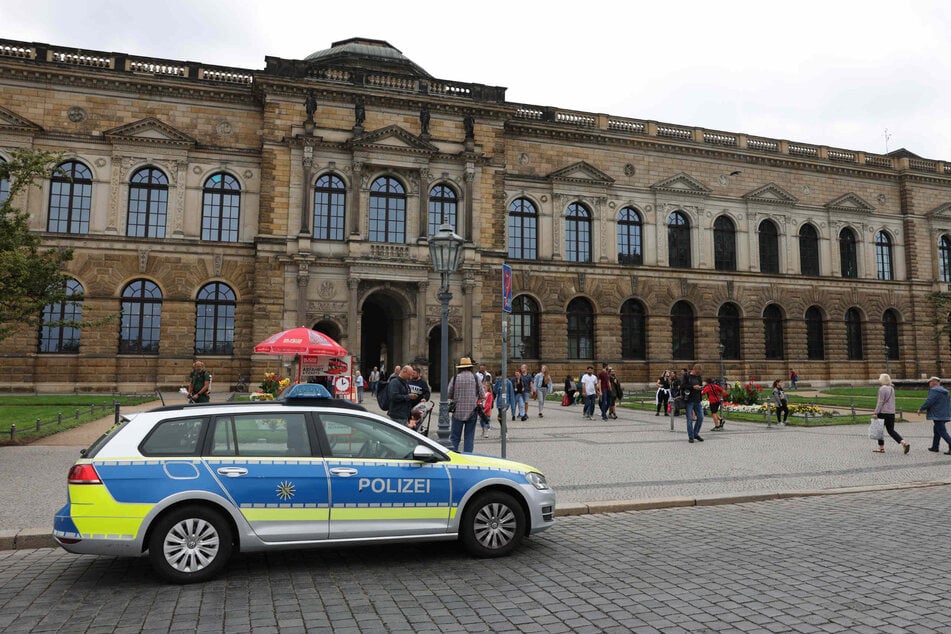 Die Polizei ist vor Ort. Besucher mussten das Museum verlassen.