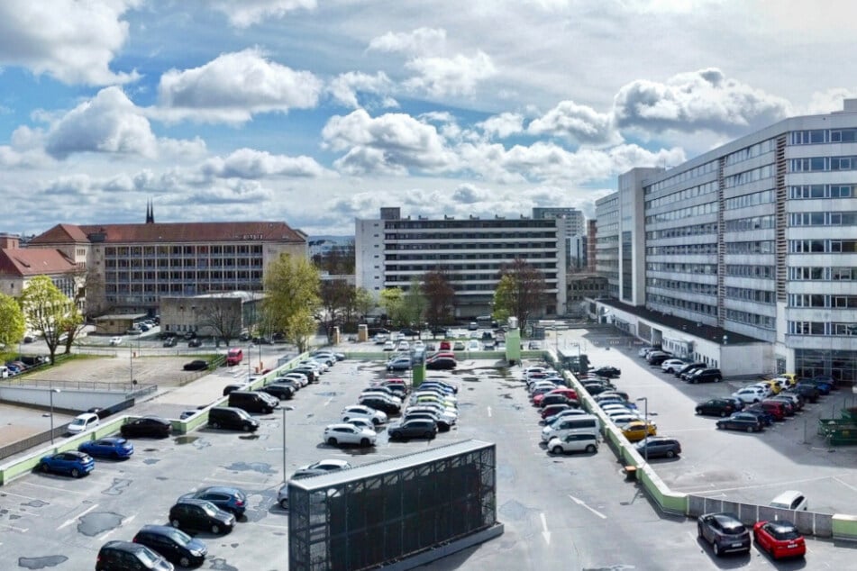 Auf dem Marienplatz hinter der "Parteisäge" soll die neue Halle entstehen.