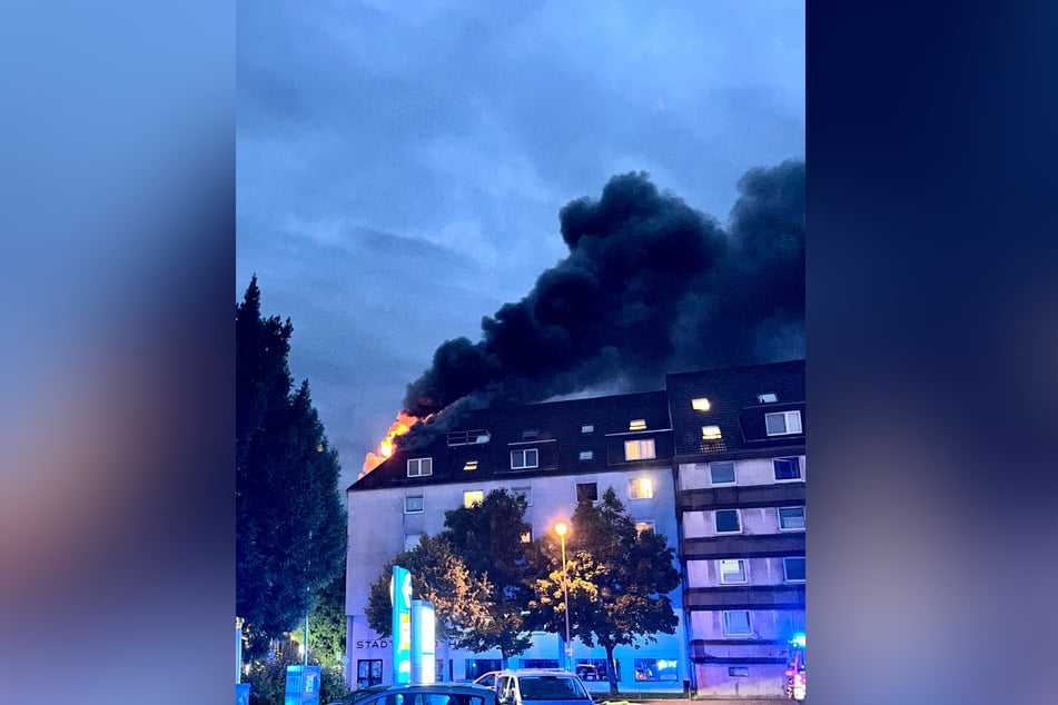 In Essen stieg am Mittwochabend dunkler Rauch aus einem Mehrfamilienhaus auf.