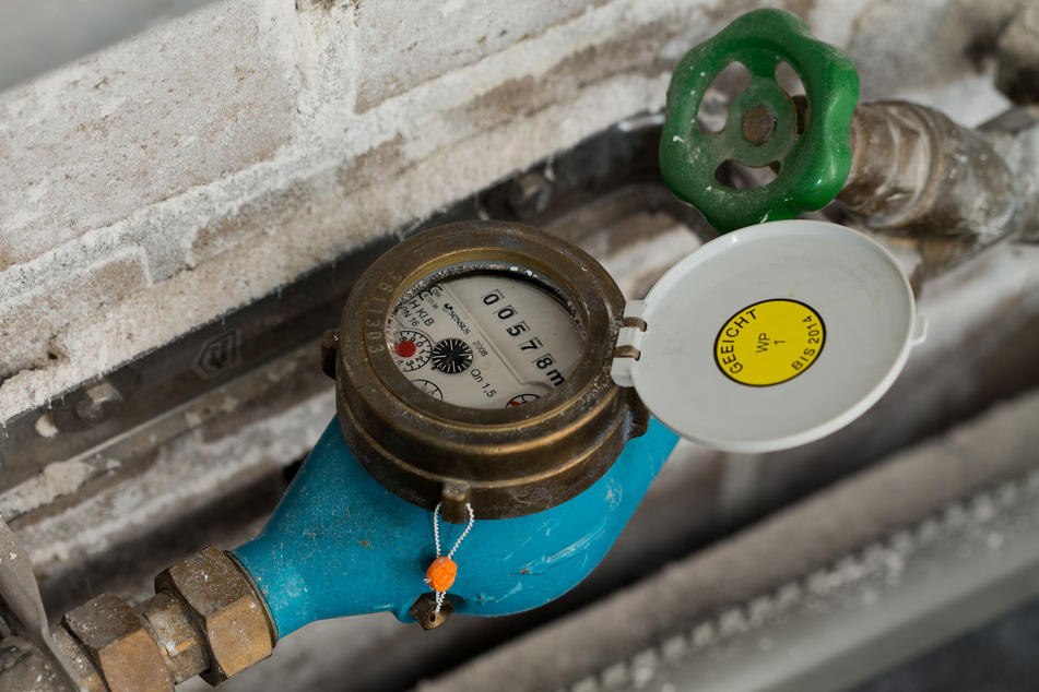 Während die "falschen Wasserwerker" ihre Opfer mit einer angeblichen Reparatur von Leitungen ablenken, durchwühlen andere Täter die Räume.