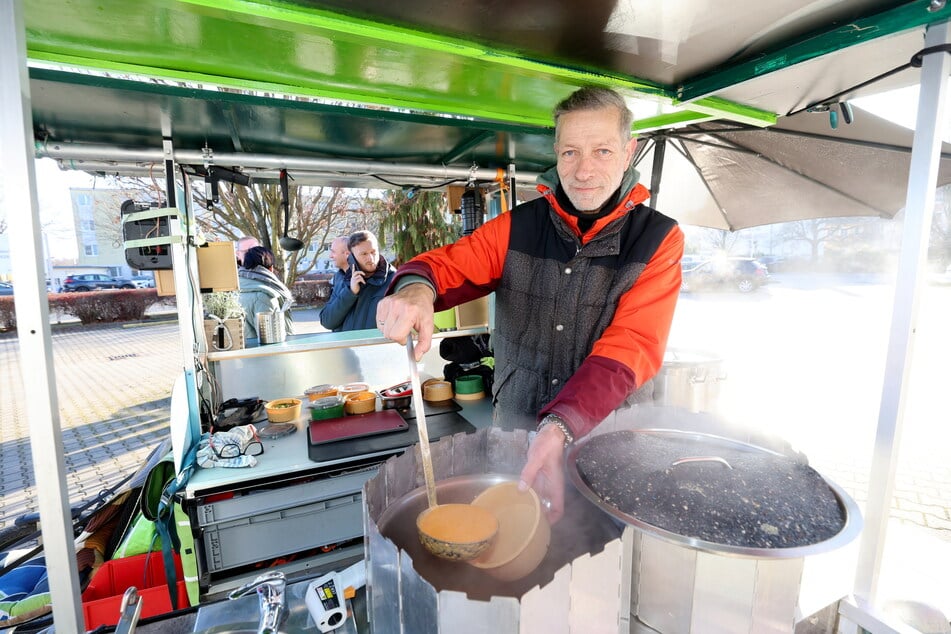 Ganz schön schnelle mit der Kelle: Suppen-Kurier Thomas Sprung tischt auf, was seine Frau Leckeres gekocht hat.