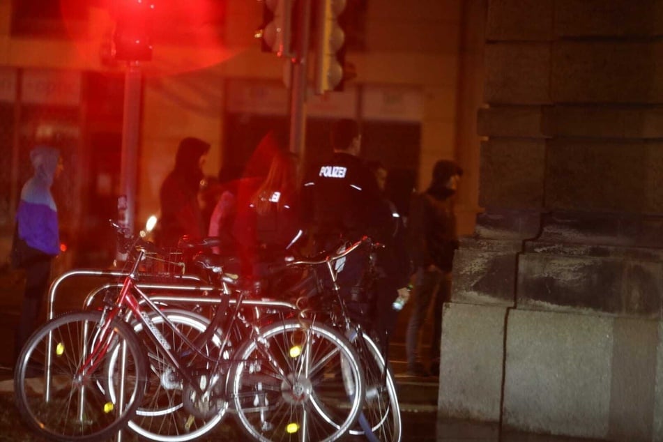 In der Nacht warteten einige linke Demonstranten vor der Polizeidirektion in der Dimitroffstraße.