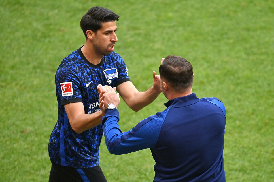 Sami Khedira (34, l.) reicht Hertha-Coach Pal Dardai (45) die Hände.