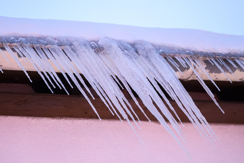 Herabfallende Eiszapfen können odertonlich weh tun. (Symbolbild)
