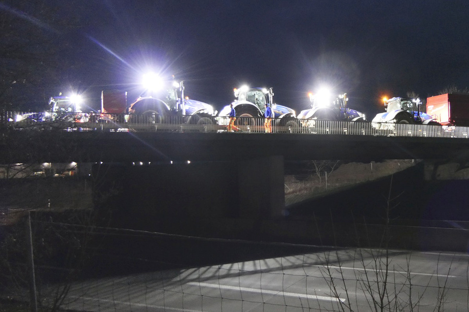 Aus Protest hatten Grimmas Landwirte am Dienstag ihre Traktoren auf der Brücke der B107 abgestellt.
