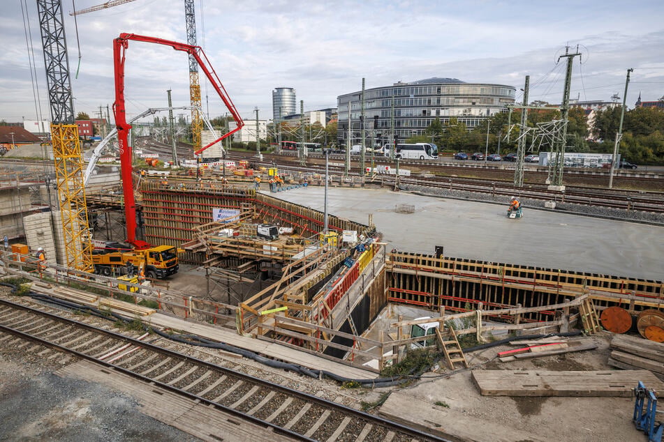 Auf 120 Metern Länge wurde in unter 24 Stunden die Eisenbahnüberführung der Westseite des neuen Kreuzungsbauwerks betoniert.