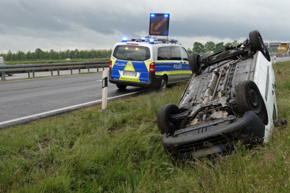 Zu schnell auf nasser Autobahn? Fahrzeuge überschlagen sich