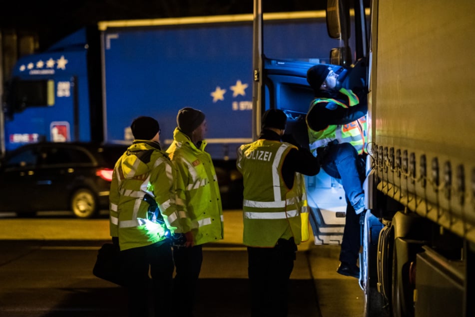 Lkw-Fahrer hört Stimmen aus Laderaum und ruft Polizei: Kripo ermittelt