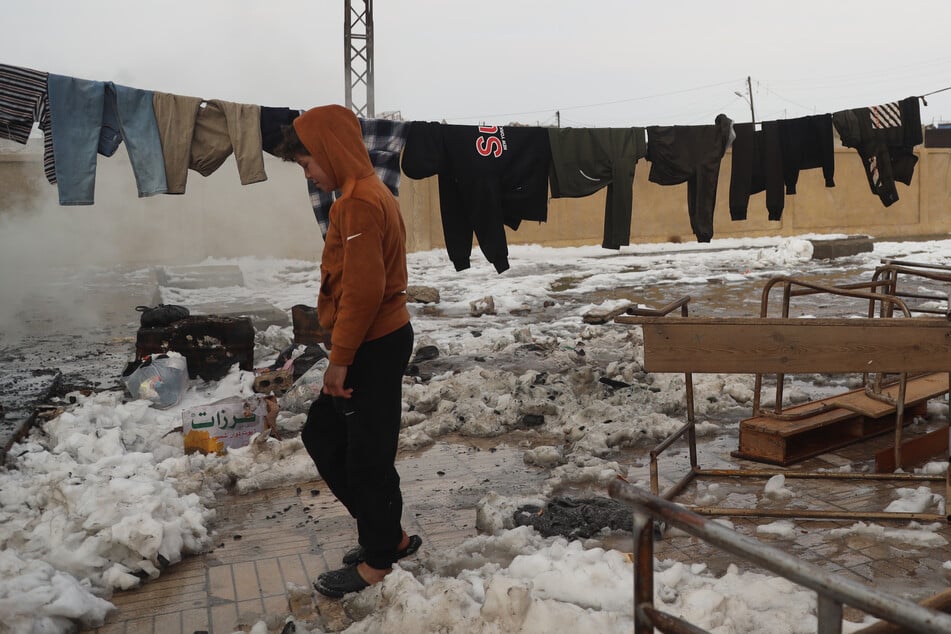 Ein vertriebener Junge läuft durch den Schnee in einer Schule, die als Unterkunft für Familien dient, die durch die Zusammenstöße zwischen den syrischen Regierungstruppen und den kurdisch geführten Demokratischen Kräften Syriens vertrieben wurden.