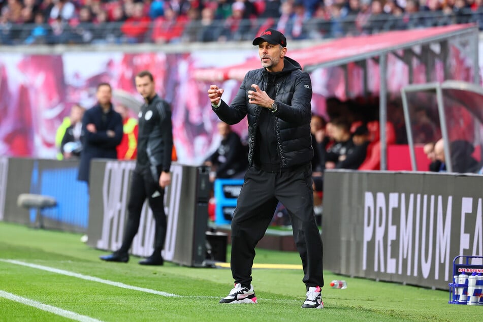 RB Leipzigs Trainer Marco Rose versuchte seiner Mannschaft taktisch noch ein paar Dinge mit auf den Weg zu geben.