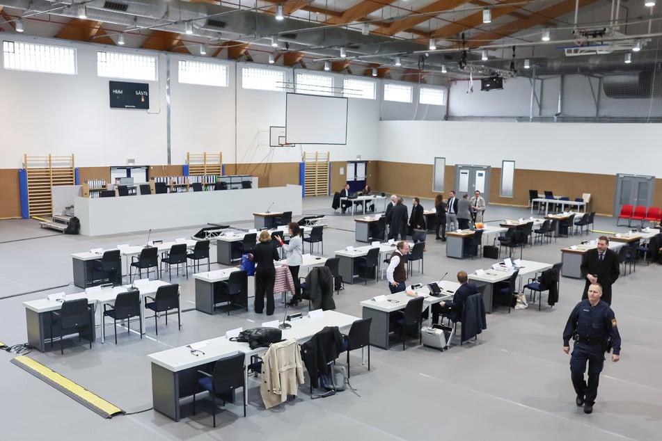 Der Prozess wurde in eine Halle verlegt, weil das Gerichtsgebäude viel zu klein für die Verhandlung ist.