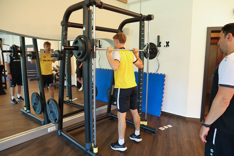 Und noch einer: Dynamos Dominik Kother (25) stemmt Gewichte an der Multipresse.