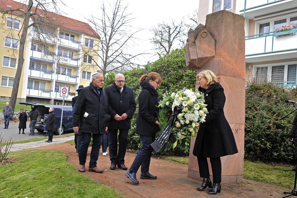 OB Sven Schulze (53, SPD) und Vertreter der Jüdischen Gemeinde bei der Kranzniederlegung am Stephanplatz.