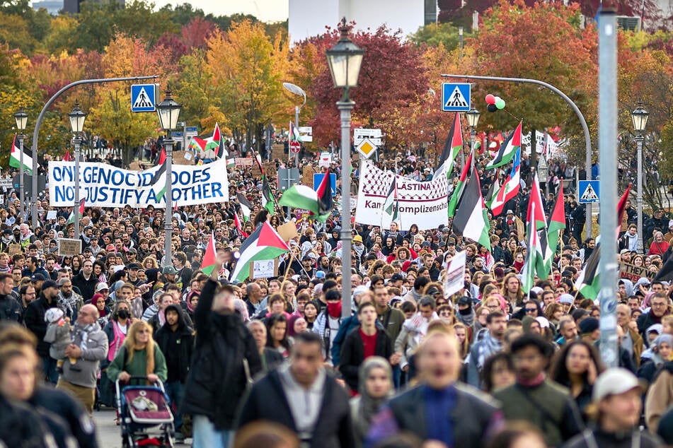 Der Polizei zufolge schließen sich etwa 14.000 Menschen der Demo an.