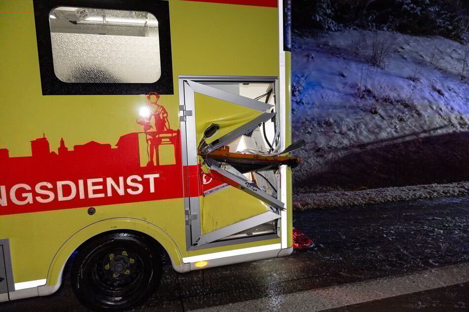 Der Winterdienst hatte mit seinem Schneepflug den Rettungsdienst erwischt.