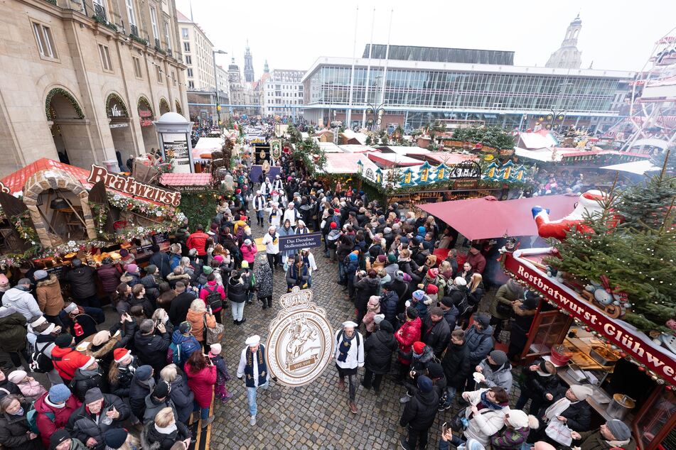 Tausende Besucher schlenderten über den Dresdner Altmarkt und genossen die festliche Stimmung.