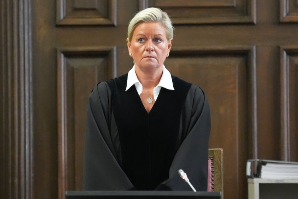Jessica Koerner, Vorsitzende Richterin am Hamburger Landgericht, steht zu Beginn des Prozesses im Sitzungssaal im Strafjustizgebäude.