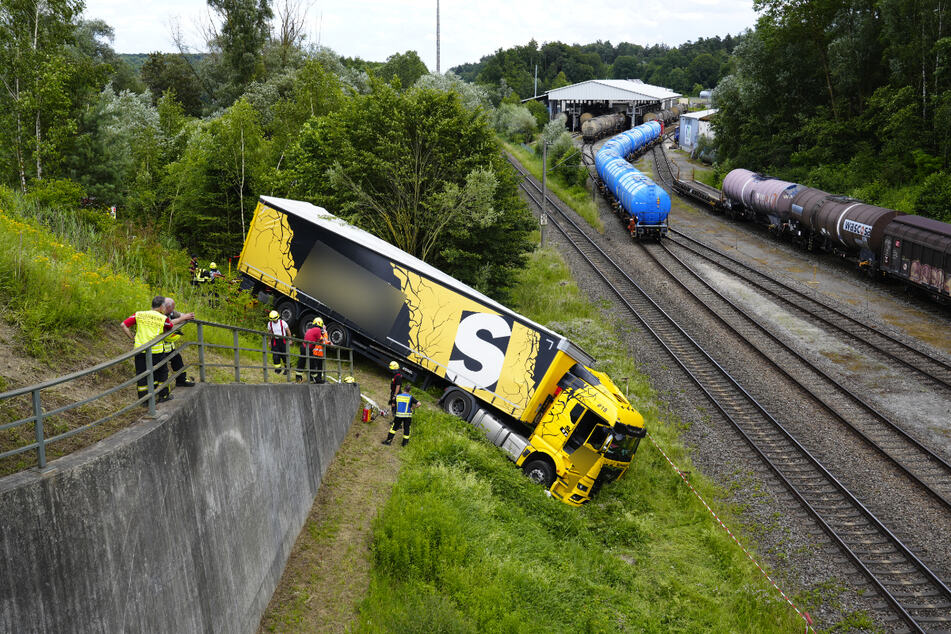 Der Lkw rutschte ab und blieb kurz vor den Schienen der Zugstrecke Ingolstadt-Ulm hängen.