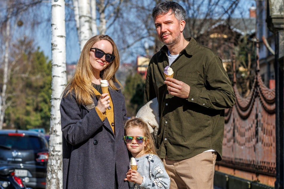 Endlich Softeis! Anna (38), Zoe (5) und Sergiy Shupka (39) ließen es sich im Freien schmecken.