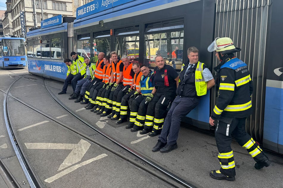 Mit Muskelkraft wurde die Tram wieder in die Schienen gebracht.