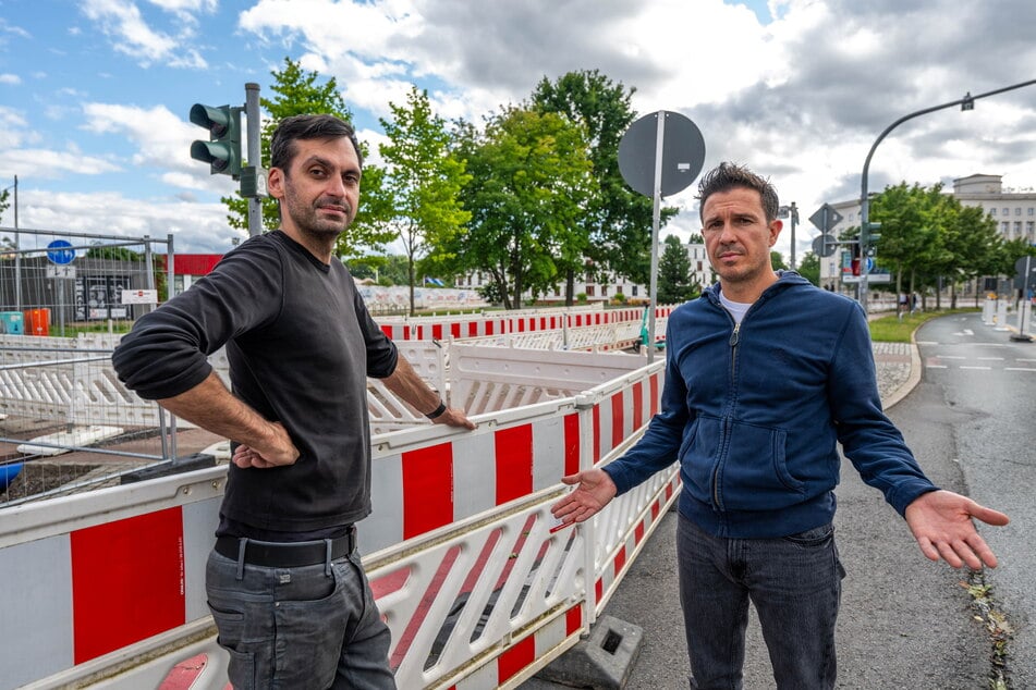 Marcel Kummers (38, l.) und Henrik Bonesky (48) ärgerten sich 2023 über die Baustelle auf der Annaberger Straße.