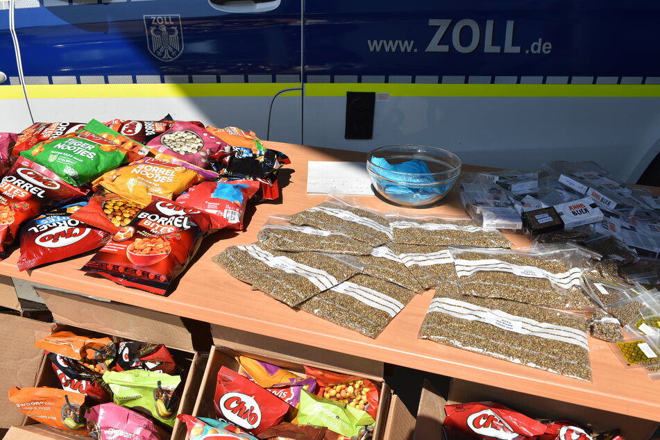 Ganze 173.000 Ecstasy-Tabletten mit einem Straßenverkaufswert von 1,3 Millionen Euro sowie 147.600 Cannabis-Samen hat der Zoll am Flughafen Köln/Bonn entdeckt.