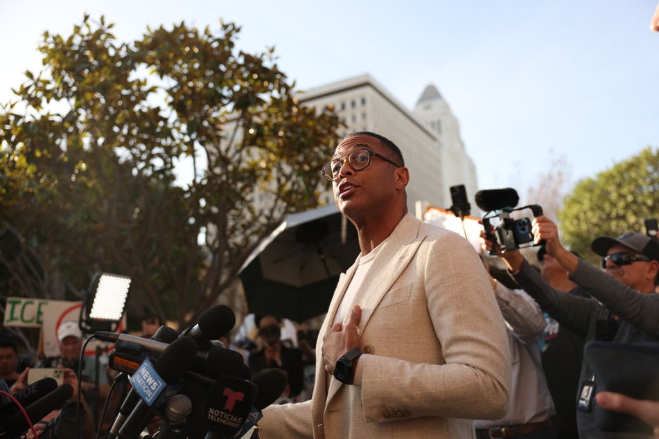 Don Lemon revealed more details about his arrest at the Trump administration's direction in a speech to reporters and supporters outside an LA courthouse.