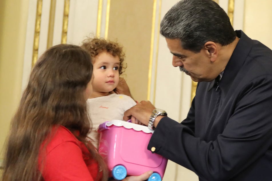 A two-year-old girl separated in the US from her Venezuelan parents, who were deported without her, arrived in Caracas on Wednesday.