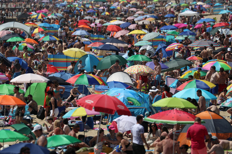 Am Strand von Bournemouth ist nichts von Abständen zu sehen.