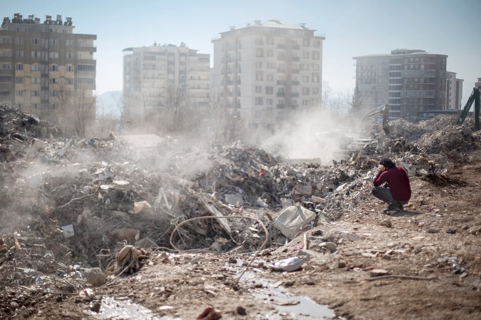 Das Erdbeben in der Türkei und Syrien forderte insgesamt fast 47.000 Tote. Nach 13 Tagen wurden die Suchmaßnahmen nach Verschütteten weitgehend eingestellt.