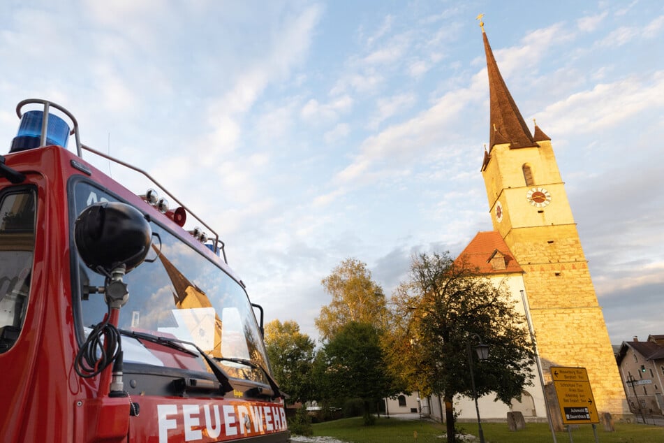 Der durch das heftige Unwetter im südlichen Oberbayern beschädigte Kirchturm von Halfing ist offenbar nicht einsturzgefährdet.