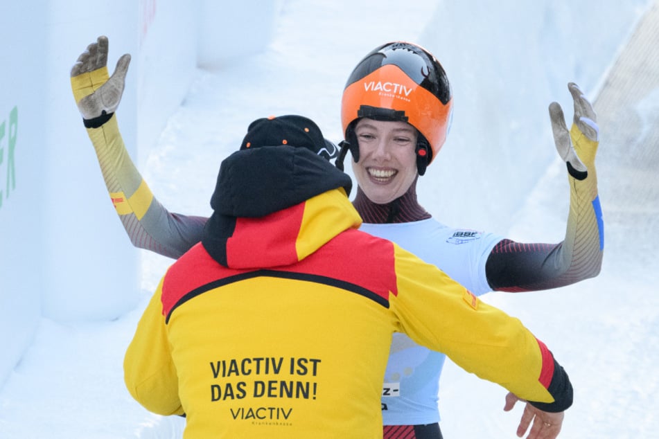 Susanne Kreher (24, hinten) bejubelt ihren sensationellen Gold-Triumph.