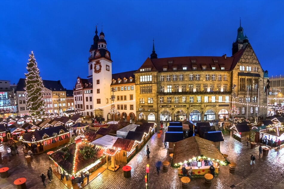 Am Freitag eröffnet der Chemnitzer Weihnachtsmarkt. Nach der tristen Corona-Zeit soll der Marktplatz wieder voll und bunt werden. (Archivbild)