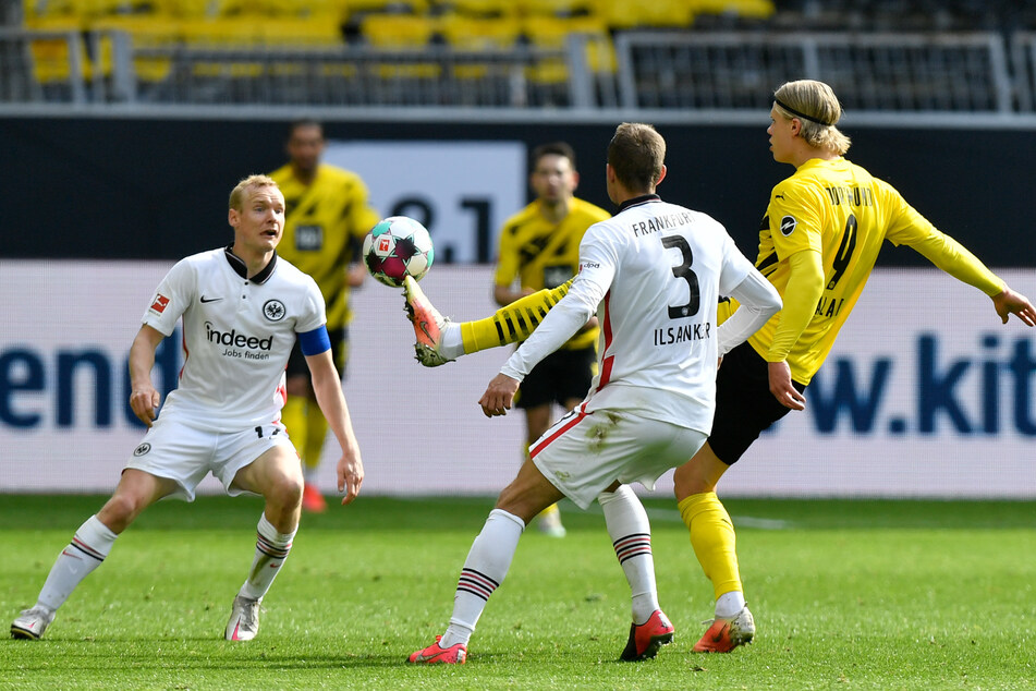 Borussia Dortmunds Erling Haaland (r.) im Zweikampf mit Sebastian Rode (l.) und Stefan Ilsanker von Eintracht Frankfurt.