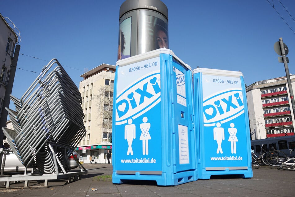 Köln: Schocktat an Karneval: Jugendliche in Dixi-Klo vergewaltigt - Polizei fahndet nach Täter