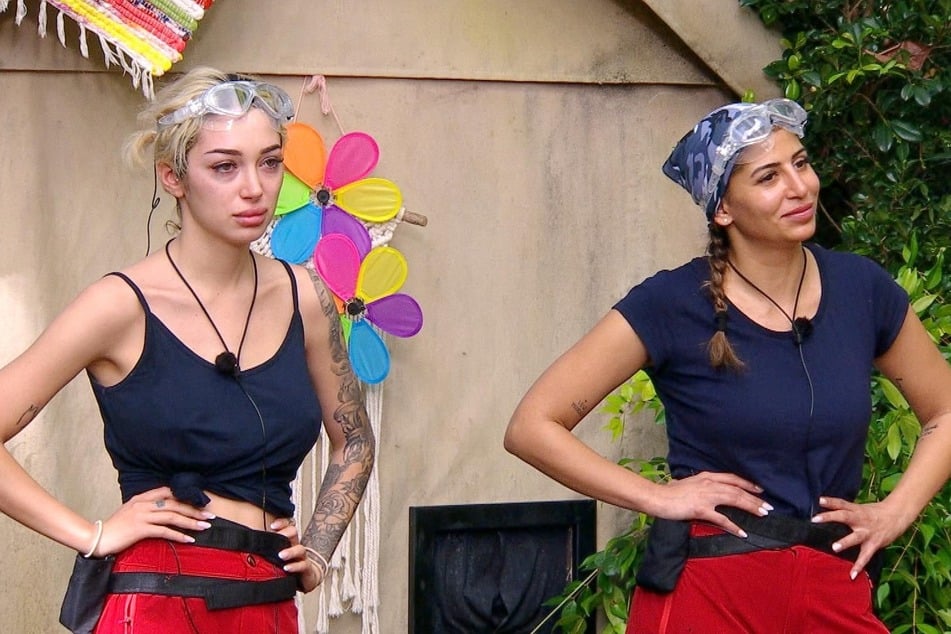 Aus einem unglaublichen Grund bricht Ariel (l.) die Dschungelprüfung ab.